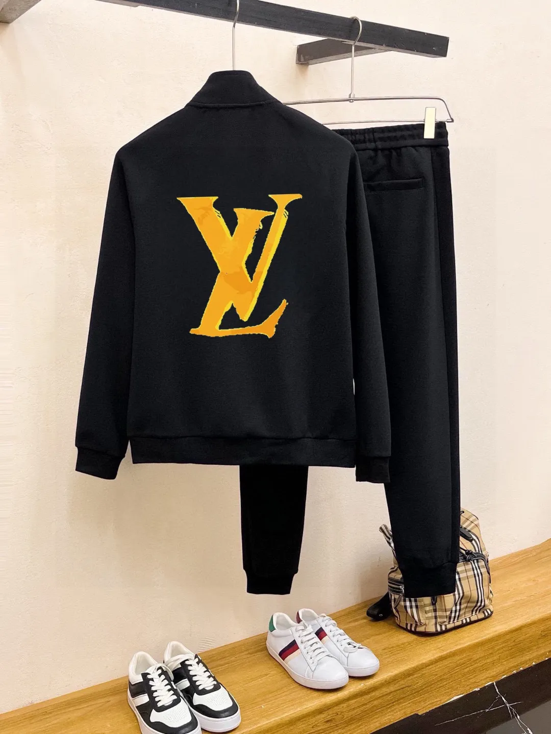 🅿️420 [LV Louis Vuitton] (Fat Man Gospel) hot-selling suit is coming. Focus on the original version of the official website. 2025 new hot-selling cardigan sweater suit. The original order is the best. 🇭🇰The meticulous work of top designers is dedicated to a fitting and perfect upper body effect. All-natural high-quality Roman cotton 100%, close-fitting comfort, noble and elegant! Original hardware embodies elegance and nobility! Counter size: M-5XL (maximum wear up to 220 pounds)